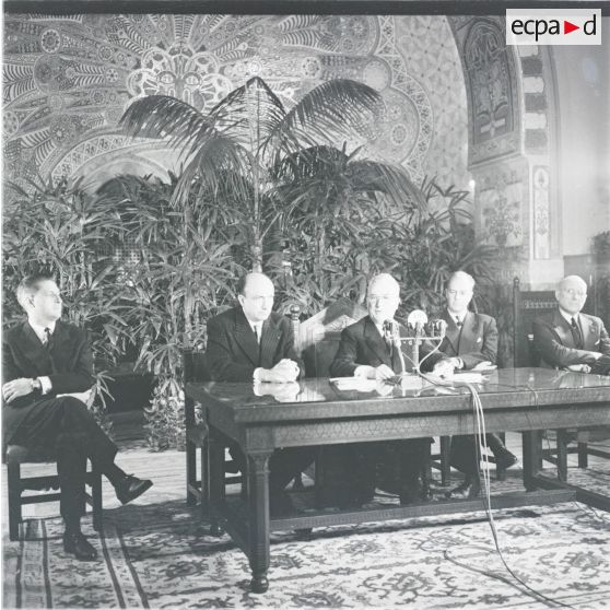 [Alger, novembre 1960. Conférence de presse et réception au Palais d'été des corps constitués par Jean Morin, délégué général du gouvernement en Algérie.]