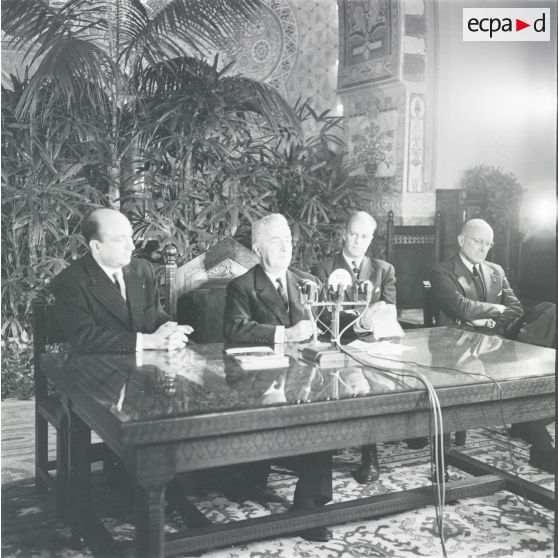 [Alger, novembre 1960. Conférence de presse et réception au Palais d'été des corps constitués par Jean Morin, délégué général du gouvernement en Algérie.]