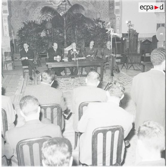 [Alger, novembre 1960. Conférence de presse et réception au Palais d'été des corps constitués par Jean Morin, délégué général du gouvernement en Algérie.]