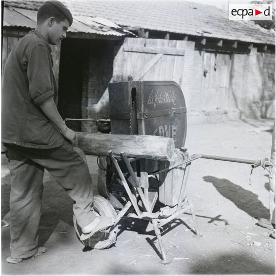 [Algérie, 1958-1961. Le sciage d'une bûche.]