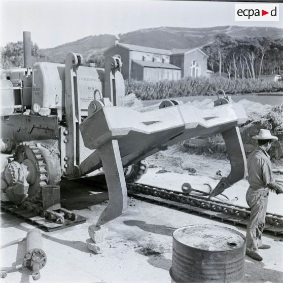 [Algérie, 1958-1961. Un engin de travaux publics Caterpillar en maintenance.]