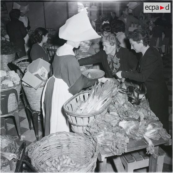 [Algérie, 1958-1961. La vente de légumes par des religieuses.]