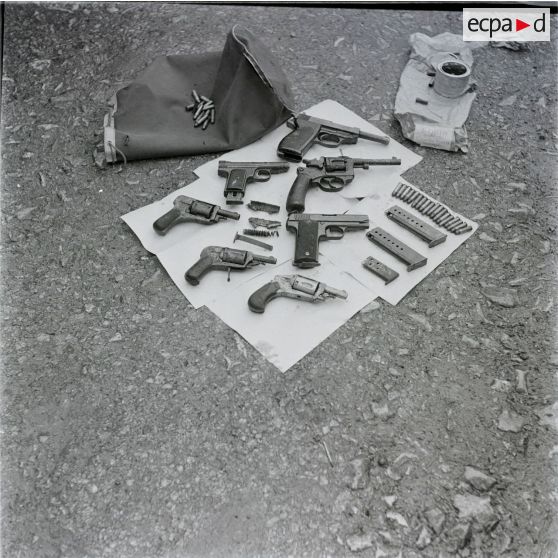 [Algérie, 1958-1961. Pistolets et revolvers avec leurs munitions.]
