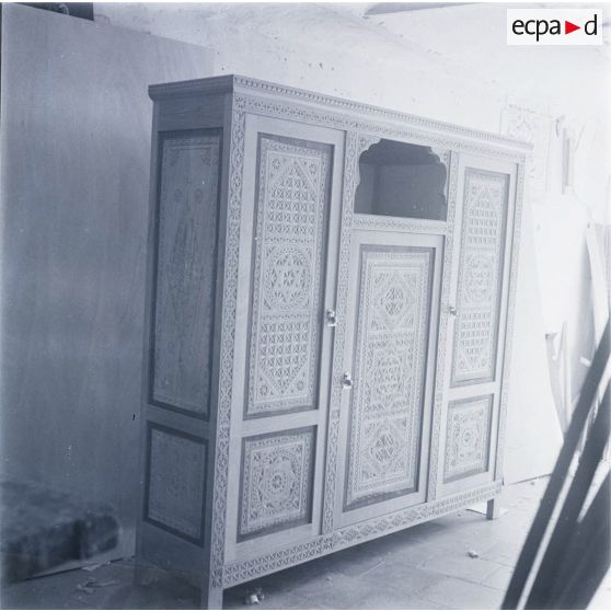[Algérie, 1958-1961. Un meuble de style mauresque.]