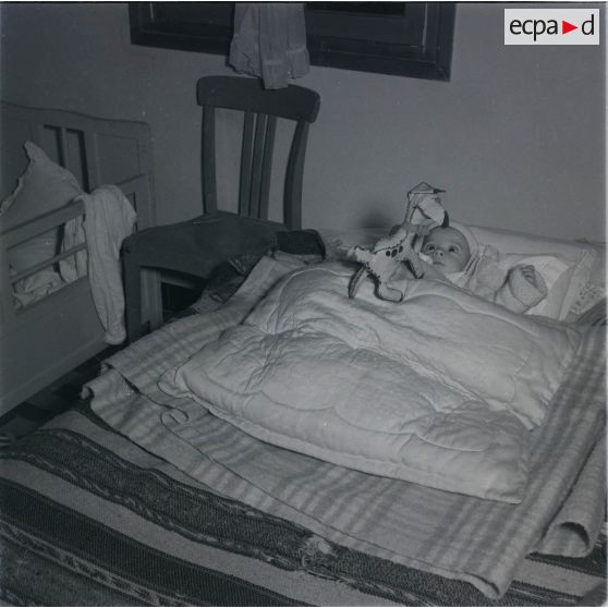 [Algérie, 1958-1961. Un bébé dans son lit.]