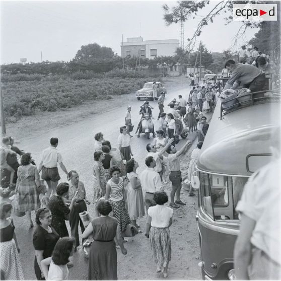 [Algérie, 1958-1961. Voyageurs en autocars.]