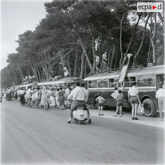 [Algérie, 1958-1961. Voyageurs en autocars.]