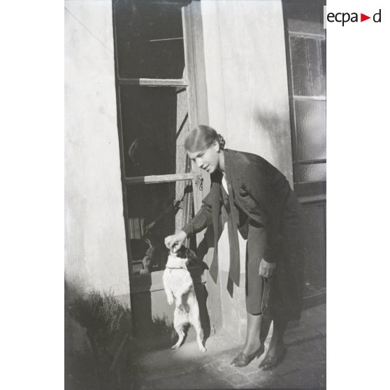 [Algérie, 1958-1961. Portrait d'une femme avec un chien.]
