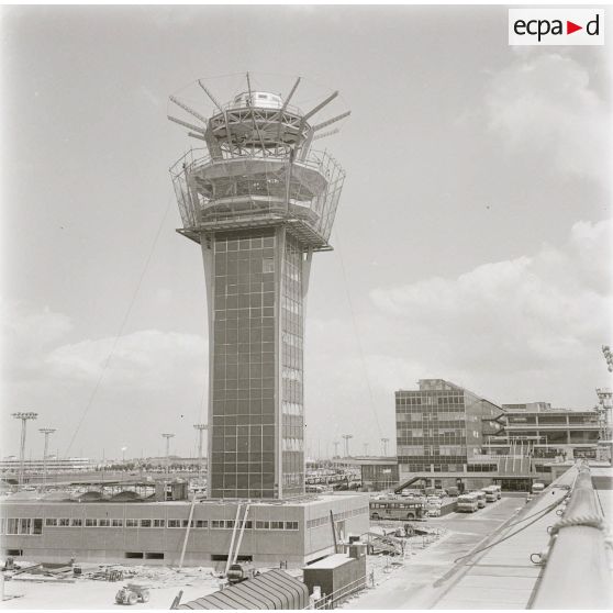 [Le chantier de construction de la tour de contrôle de l'aéroport de Paris-Orly, 1966.]