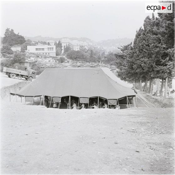 [Une classe organisée sous un chapiteau en Algérie, 1958-1962.]