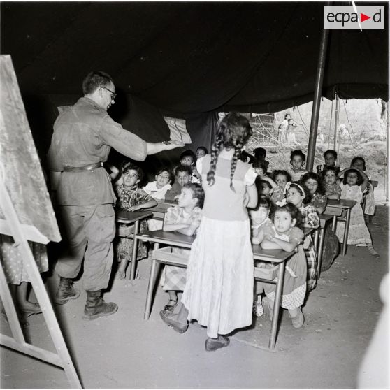 [Une classe organisée sous un chapiteau en Algérie, 1958-1962.]