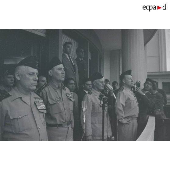 [Putsch d'Alger, 21-26 avril 1961. Les généraux Raoul Salan, Edmond Jouhaud, André Zeller et Maurice Challe au balcon du gouvernement général à Alger.]