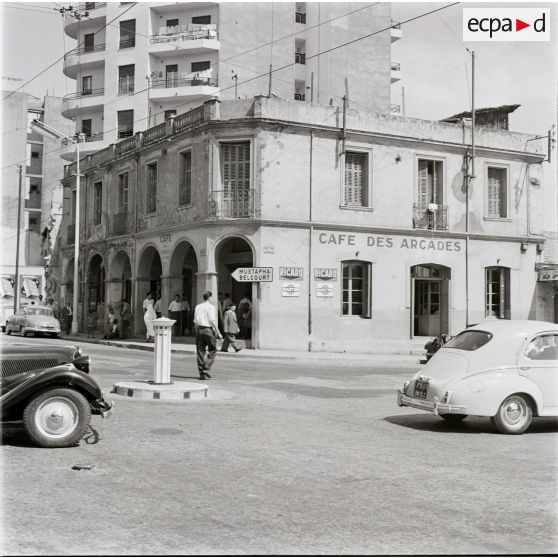 Le café des Arcades, Alger, 1956-1962.]