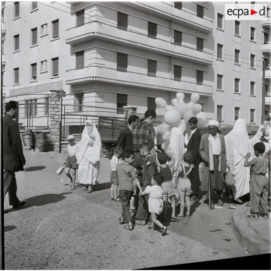 [Alger, 1956-1962. Rassemblement de population dans le quartier de Bab El Oued.]