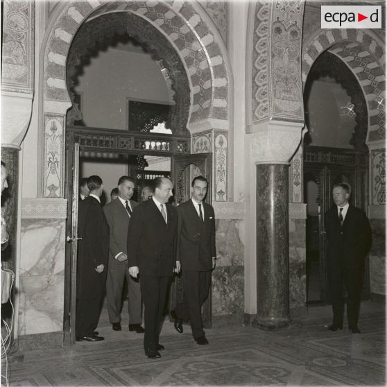 [Alger, novembre 1960. Conférence de presse et réception au Palais d'été des corps constitués par Jean Morin, délégué général du gouvernement en Algérie.]