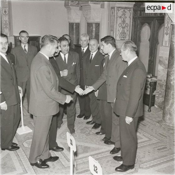 [Alger, novembre 1960. Conférence de presse et réception au Palais d'été des corps constitués par Jean Morin, délégué général du gouvernement en Algérie.]