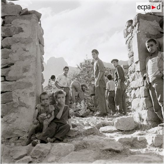 [Algérie, 1954-1962. Portrait de groupe dans un village.]