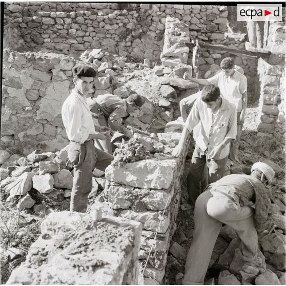 [Algérie, 1954-1962. Travaux de maçonnerie dans un village.]