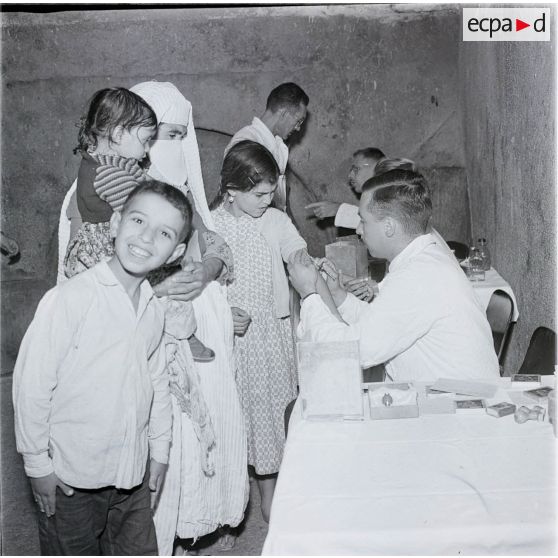 [Une campagne de vaccination de la population en Algérie, 1954-1962.]