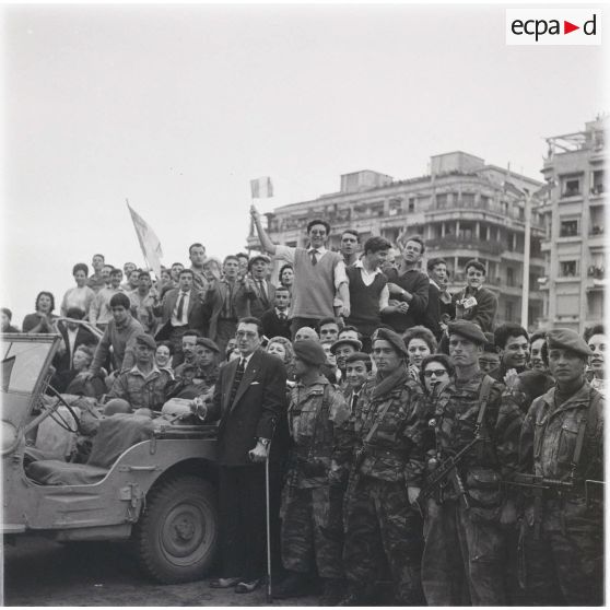 [A Alger pendant le putsch des généraux, 21-26 avril 1961.]