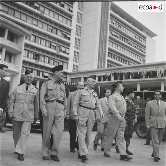 [Putsch d'Alger, 21-26 avril 1961. Les généraux André Zeller, Edmond Jouhaud, Raoul Salan et Maurice Challe devant le siège du gouvernement général à Alger.]