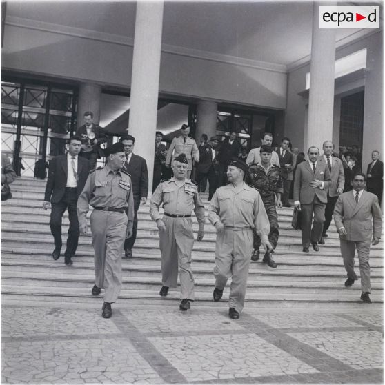 [Putsch d'Alger, 21-26 avril 1961. Les généraux Edmond Jouhaud, Raoul Salan, Maurice Challe et - à l'arrière-plan - André Zeller au siège du gouvernement général à Alger.]
