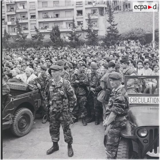 [A Alger pendant le putsch des généraux, 21-26 avril 1961.]
