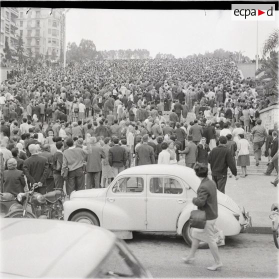 [A Alger pendant le putsch des généraux, 21-26 avril 1961.]