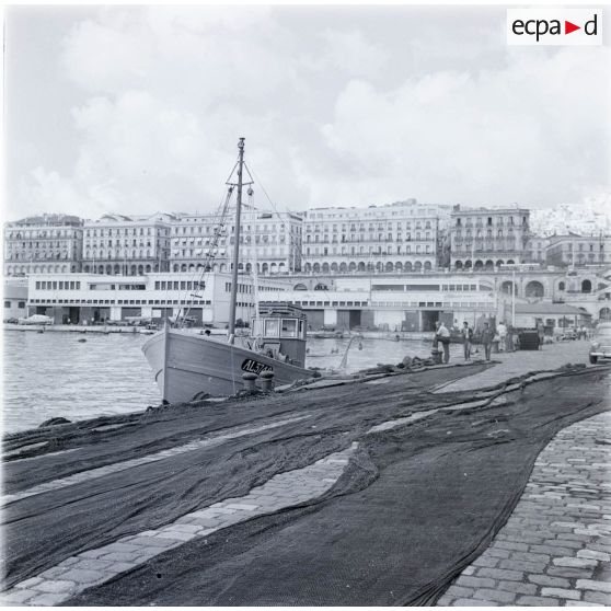[Le port d'Alger, 1954-1962.]