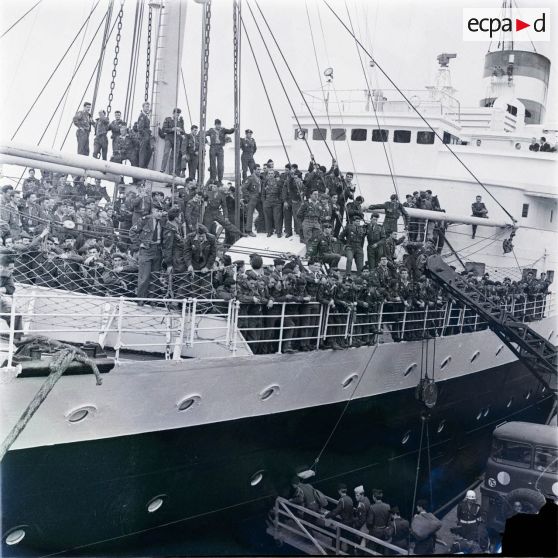 [Alger, 1954-1962. Appelés du contingent embarqués sur un paquebot.]