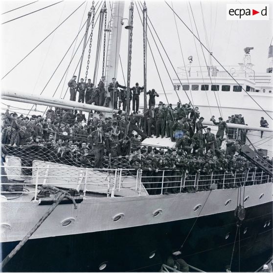 [Alger, 1954-1962. Appelés du contingent embarqués sur un paquebot.]