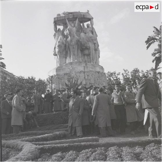 [Algérie, 1954-1962. Un rassemblement devant le Pavois, monument aux morts d'Alger construit en 1928 par le sculpteur Paul Landowski (1875-1961).]