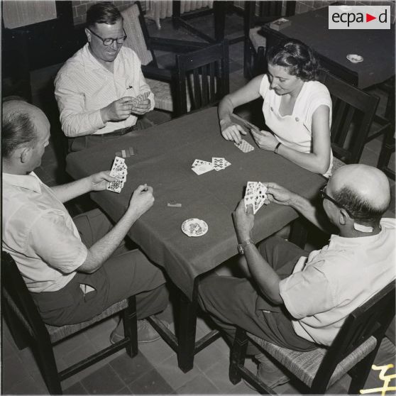 [Une partie de cartes en Algérie, 1954-1962.]