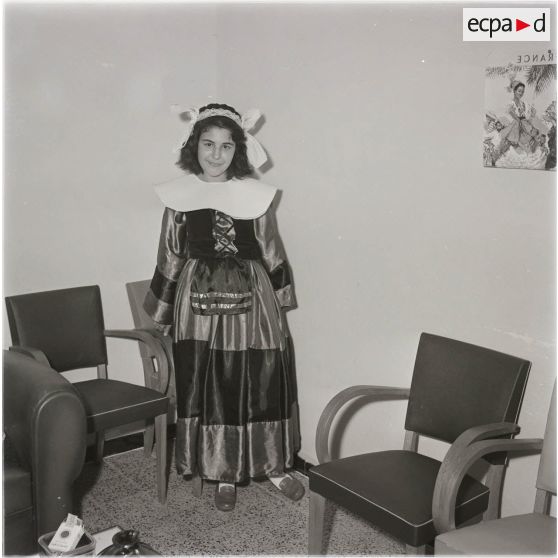 [Portrait d'une jeune fille costumée en Algérie, 1954-1962.]