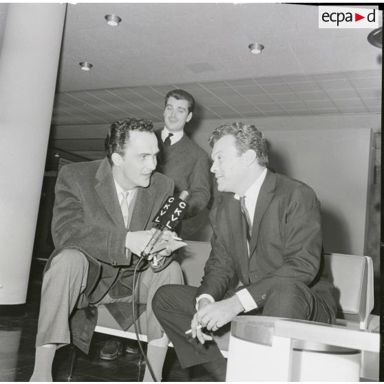 [L'interview d'une personnalité assurée par un journaliste de la station de radio québécoise CKVL, s. d.]