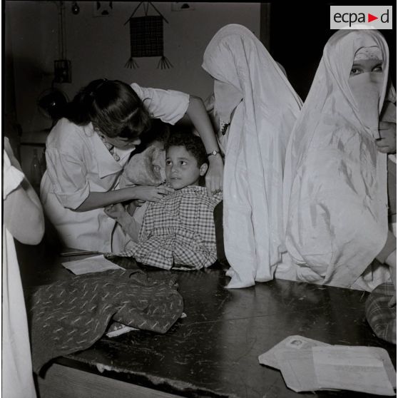 [Algérie, 1954-1962. Une distribution de vêtements à la population.]
