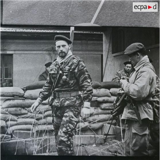 [Une photographie représentant des militaires français en Algérie, 1954-1962.]