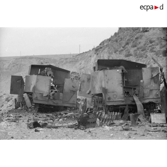 Trois véhicules half-track (APC M2) américains équipés de canons de 75 mm ont été détruits par des mines.
