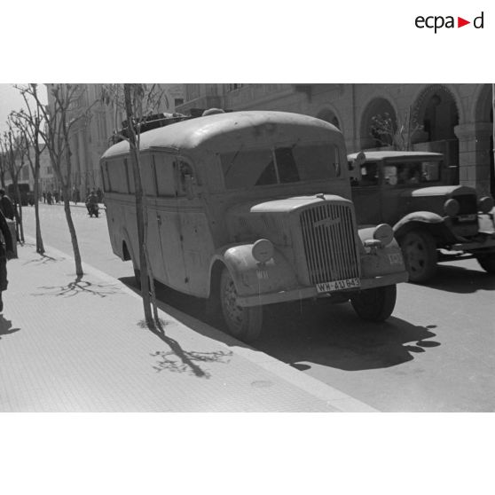 Un car Opel Blitz immatriculé WH-411 643.