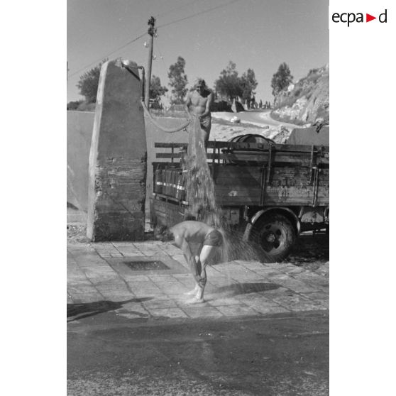 Des soldats de l'Afrika-Korps profitent de la citerne de Cyrène.