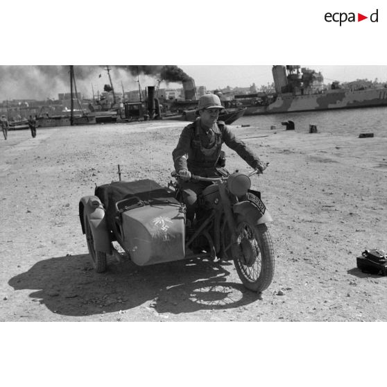 Un side-car BMW affecté à une unité de Feldgendarmerie de l'armée de l'air allemande.