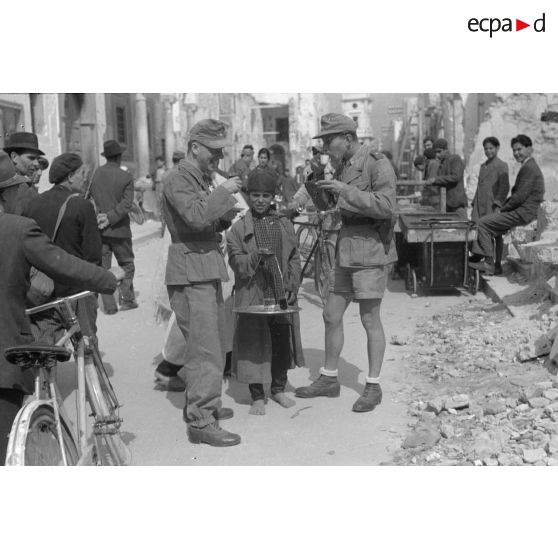 A Tripoli, rencontres et achats dans le marché.