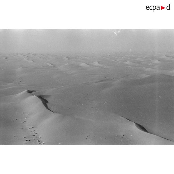 Vue aérienne du désert dans le secteur de l'oasis de Siwa prise à bord d'un avion de transport Junkers Ju-52.