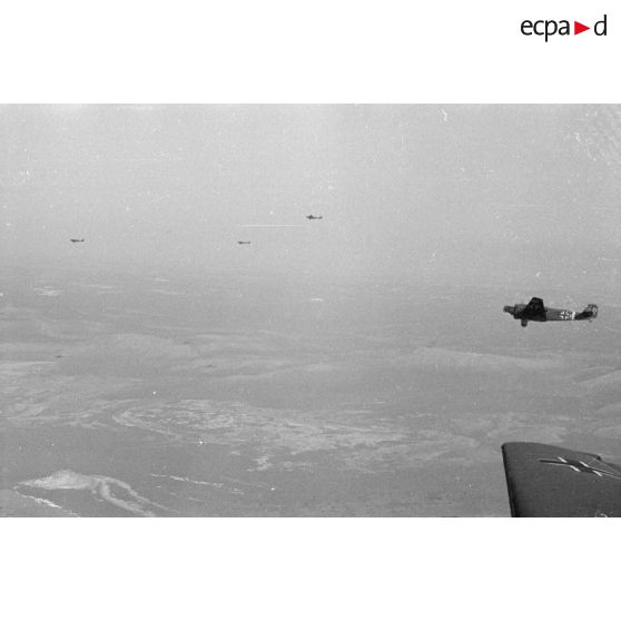 Vue aérienne du désert dans le secteur de l'oasis de Siwa prise à bord d'un avion de transport Junkers Ju-52.