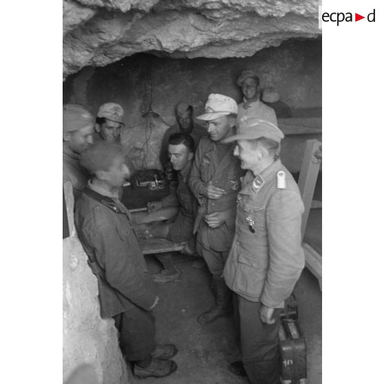 Des officiers allemands de la Luftwaffe et italiens dans un abri.
