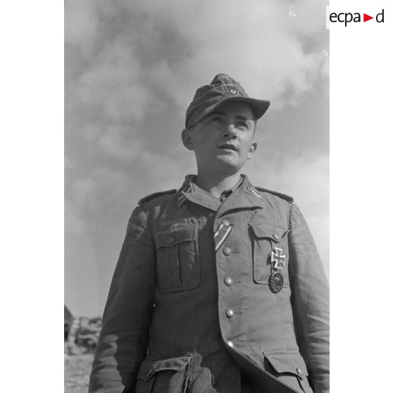 Portrait en contre-plongé du Leutnant Genszler, décoré des deux versions de la croix de fer mais également de la médaille des blessés.