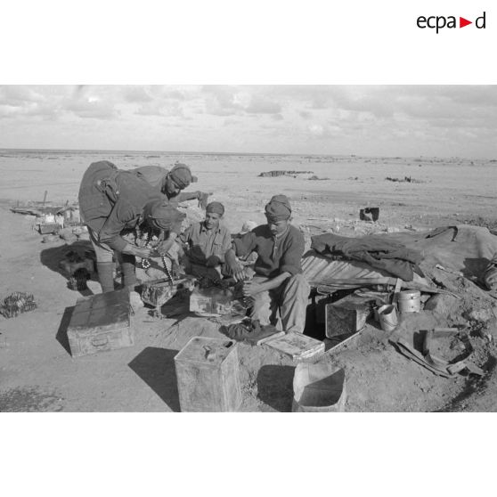 Des fantassins italiens se chargent de l'approvisionnement des mitrailleuses Breda.