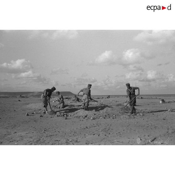 Vues générales de la position occupée par des troupes allemandes et italiennes, les alvéoles sont occupées par des pièces italiennes de 100/17.