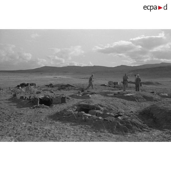 Vues générales de la position occupée par des troupes allemandes et italiennes, les alvéoles sont occupées par des pièces italiennes de 100/17.