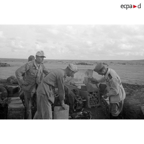 Un canon d'origine britannique Ordnance QF de 2 livres.